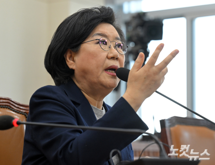 이혜훈 기획예산처 장관 후보자가 23일 서울 여의도 국회에서 열린 재정경제기획위원회 인사청문회에서 의원 질의에 답변을 하고 있다. 윤창원 기자