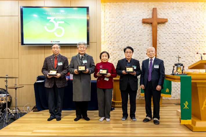 올해로 기증 30주년을 맞은 생존 시 신장기증인들에게 수여된 생명나눔 기념패. 사랑의장기기증운동본부 제공