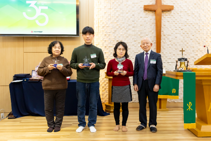 뇌사 장기기증인 유가족(도너패밀리)에게 수여되는 '생명의 별' 전달식. 사랑의장기기증운동본부 제공