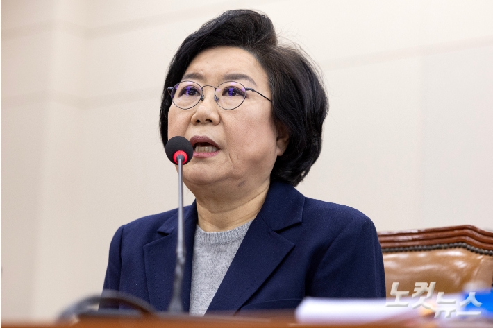 이혜훈 기획예산처 장관 후보자가 23일 서울 여의도 국회 재정경제기획위원회 전체회의에서 열린 인사청문회에서 의원 질의에 답하고 있다. 윤창원 기자