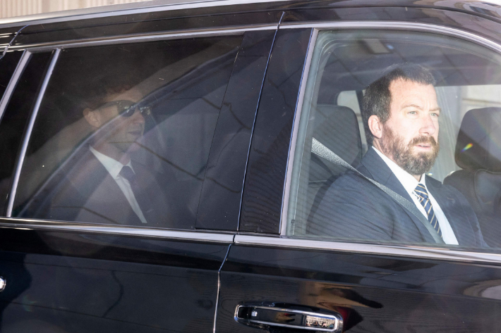 지난해 4월 미국 연방법원 건물을 빠져나가는 마크 저커버그 메타 CEO 탑승 차량의 모습. 연합뉴스