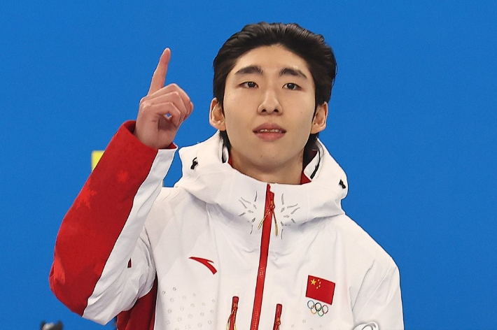 2025년 하얼빈동계아시안게임 쇼트트랙 남자 500m 시상식에서 금메달을 따낸 중국 린샤오쥔(한국명 임효준)이 시상대에 오르며 손가락으로 숫자 1 세리머니를 펼치는 모습. 연합뉴스 