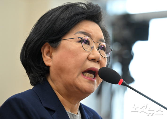 이혜훈 기획예산처 장관 후보자가 23일 서울 여의도 국회에서 열린 재정경제기획위원회 인사청문회에서 의원 질의에 답변을 하고 있다. 윤창원 기자