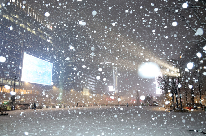 영하권의 날씨가 계속되는 23일 저녁 서울 종로구 광화문광장 일대에 많은 양의 눈이 내리고 있다. 연합뉴스