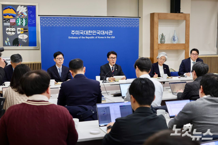 김민석 총리가 23일(현지시간) 주미대사관에서 열린 특파원 간담회에서 발언하고 있다. 국무총리실 제공