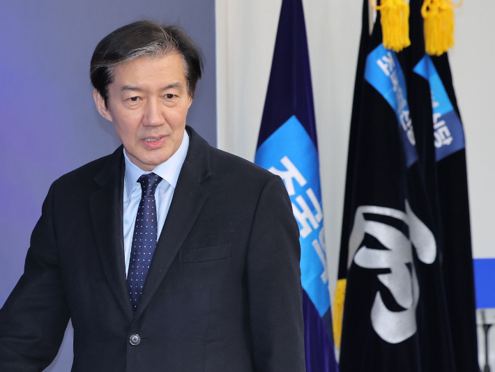  조국혁신당 조국 대표가 24일 서울 여의도 국회에서 더불어민주당 정청래 대표의 합당 제안 관련 논의를 위해 열린 긴급 의원총회에 참석하고 있다. 연합뉴스