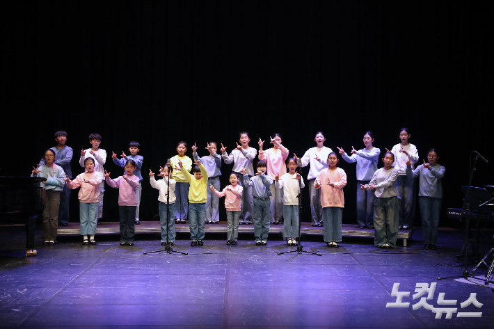 수화와 안무를 더한 공연으로 관객들의 박수를 받은 전북CBS소년소녀합창단 제24회 정기연주회 현장. 최화랑 기자