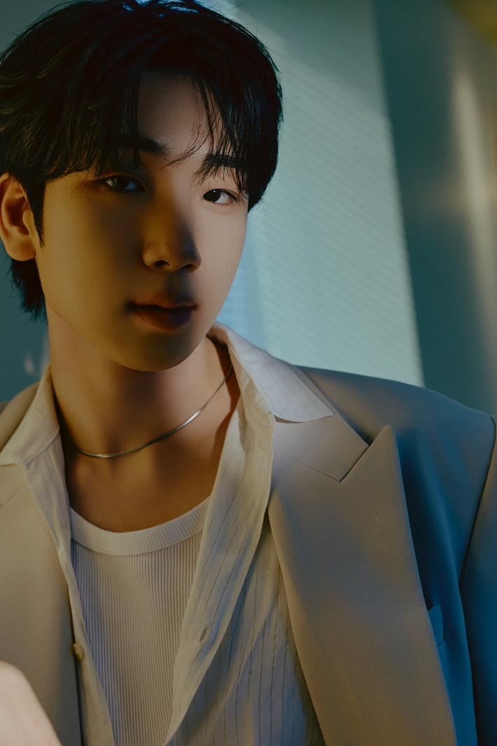 지난 21일 오전, 서울 용산구의 한 카페에서 미니 2집 '빅 임팩트' 라운드 인터뷰를 진행한 가수 최수호. 포고엔터테인먼트 제공