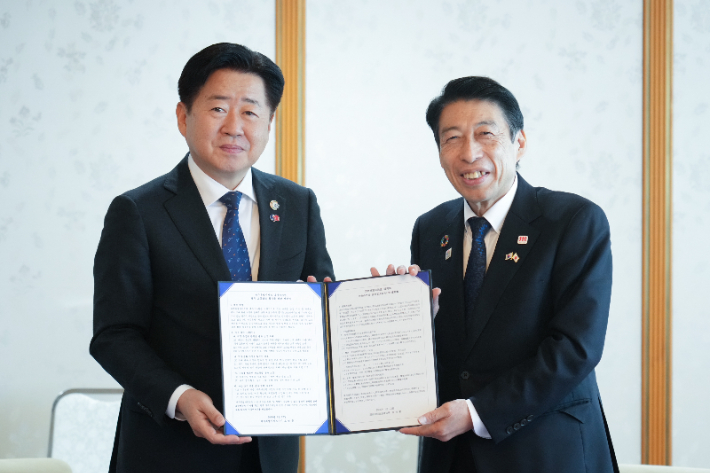 오영훈 제주도지사(좌)와 핫토리 세이타로 후쿠오카현 지사. 제주도 제공