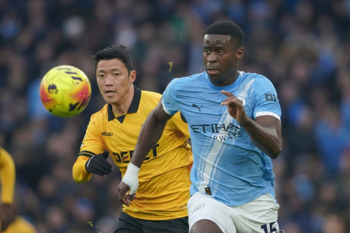 게히 쫓는 황희찬. 연합뉴스