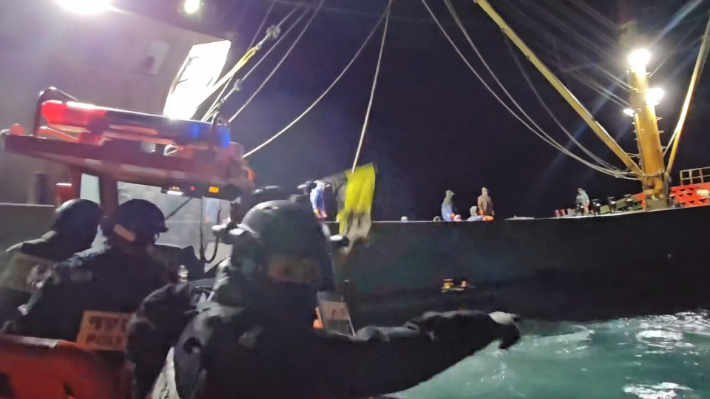 목포해경이 불법 조업 중인 중국어선을 적발해 단속하고 있다. 목포해양경찰서 제공