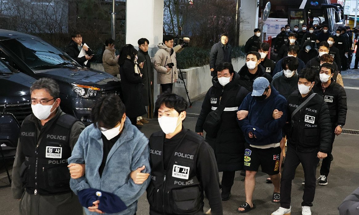 캄보디아 범죄조직의 범행에 가담했다가 국내로 강제 송환 후 압송된 한국인 피의자들이 23일 오후 부산 동래경찰서에 도착해 호송차에서 내리고 있다. 연합뉴스