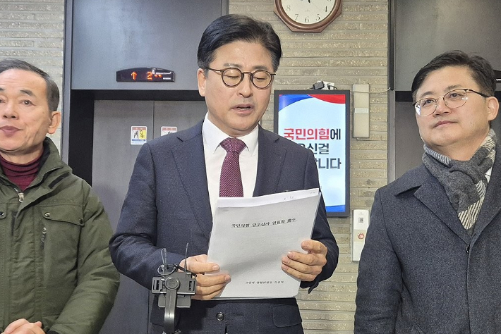 국민의힘 김종혁 전 최고위원이 지난 19일 서울 여의도 국민의힘 중앙당사에서 열린 윤리위원회에 출석한 뒤 취재진과 인터뷰하고 있다. 연합뉴스