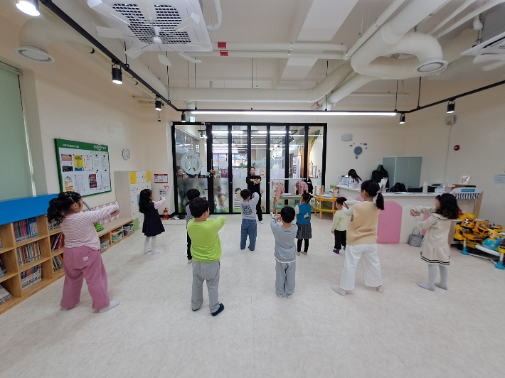 경주시 공동육아나눔터에서 어린이들이 신체활동 프로그램에 참여하며 즐겁게 놀이와 체험을 하고 있다. 경주시 제공