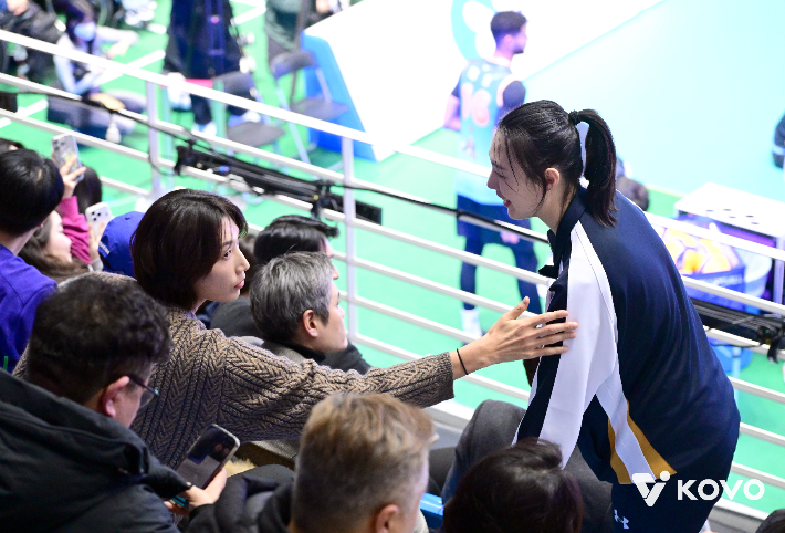 양효진과 인사하는 김연경(왼쪽). 한국배구연맹
