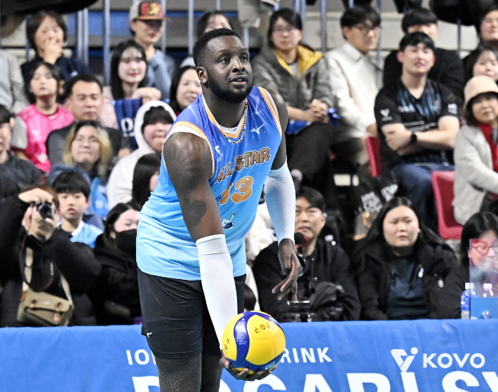 서브 준비하는 베논. 한국배구연맹