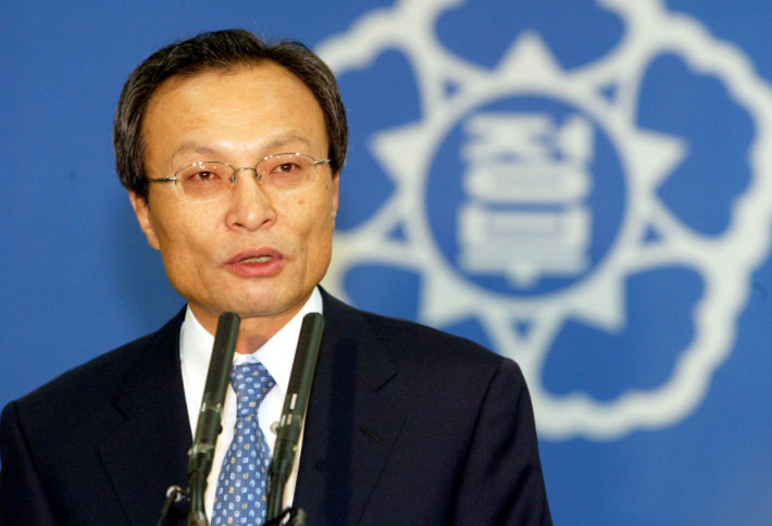 이해찬 민주평화통일자문회의 수석부의장이 25일 베트남에서 치료 중 별세했다고 민주평통이 밝혔다. 사진은 2004년 6월 30일 당시 국무총리를 지낸 이해찬 민주평통 수석부의장이 청사에서 열린 취임식에서 취임사를 하는 모습. 연합뉴스