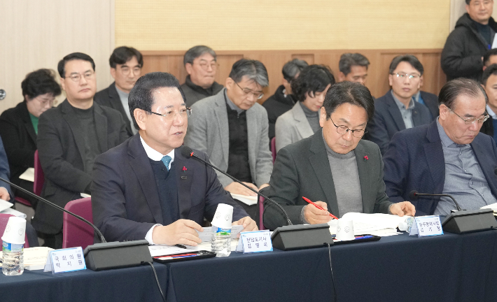 김영록 전라남도지사가 25일 광주 김대중컨벤션센터에서 열린 광주·전남 행정통합 특별법 검토 제3차 간담회에서 지역 국회의원들과 특별법 내용에 대해 논의하고 있다. 전라남도 제공