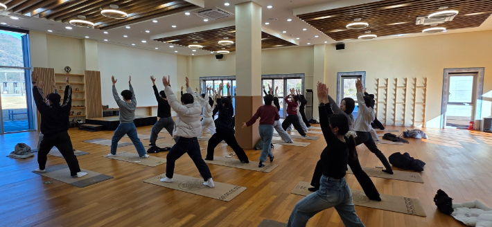 22일 요가컬처타운을 방문한 경남교육청교육연수원 연수생들이 인도정통 요가를 체험하고 있다. 밀양시 제공 