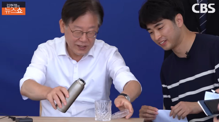 지난 2023년 9월 단식투쟁을 이어가고 있는 당시 더불어민주당 이재명 대표가 철제 텀블러에서 물을 따르는 모습. 김현정의 뉴스쇼 영상 캡처
