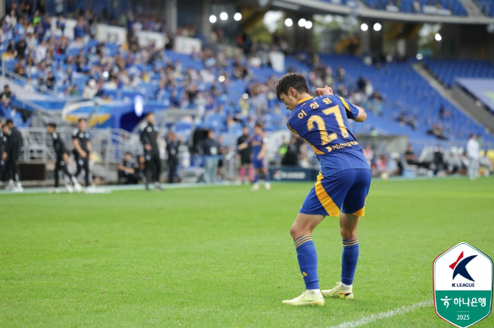 골프 세리머니 하는 이청용. 한국프로축구연맹