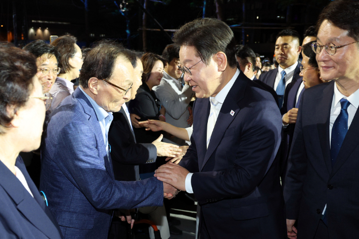 지난해 8월 15일 서울 광화문광장에서 열린 제21대 대통령 국민임명식에서 이재명 대통령과 악수하는 이해찬 전 총리 모습. 연합뉴스