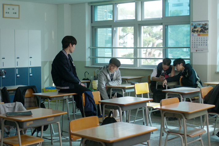 지난해 제45회 한국영화평론가협회상(영평상) 최우수작품상에 빛나는 독립영화 '3학년 2학기' 스틸컷. 이와 함께 영화평론가들이 뽑은 '영평 10선'에는 '3학년 2학기'를 비롯해 '봄밤' '섬.망(望)' '아침바다 갈매기는' '여름이 지나가면' '홍이' '3670'까지 무려 7편의 독립영화가 이름을 올렸다. 작업장 봄 제공