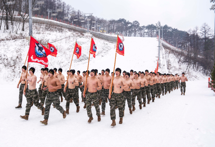 지난 15일 해병대 특수수색여단 장병들이 강원 평창군 황병산 일대에서 열린 2026년 동계 설한지 훈련에서 내한 극복을 위한 단체 구보를 실시하고 있다. 해병대사령부 제공