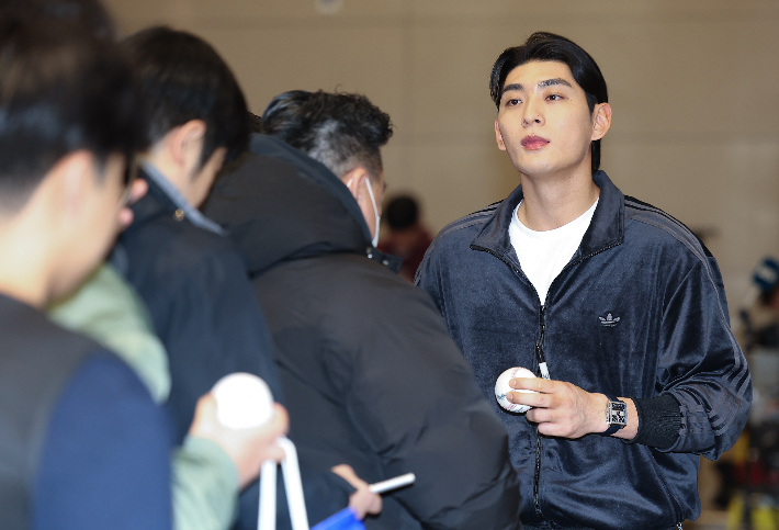 팬들에게 사인하는 이정후. 연합뉴스