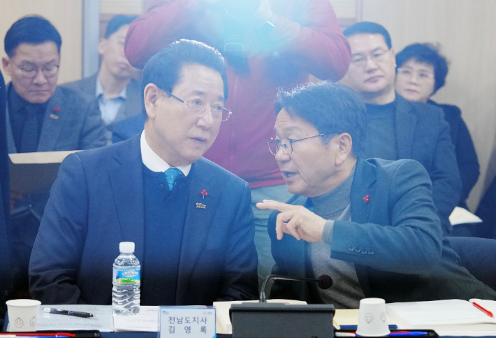 강기정 광주광역시장과 김영록 전라남도지사가 지난 25일 광주 김대중컨벤션센터에서 열린 '광주전남 특별법 검토 시도지사-국회의원 제3차 간담회'에 참석해 '광주·전남 행정통합 특별법(가칭)' 제정과 관련한 주요 내용을 논의하고 있다. 광주광역시 제공