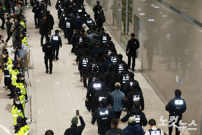 캄보디아에서 스캠(사기), 인질강도 등에 가담한 한국인 범죄 조직원 73명이 23일 인천국제공항을 통해 국내로 송환돼 수사기관으로 압송되고 있다. 류영주 기자