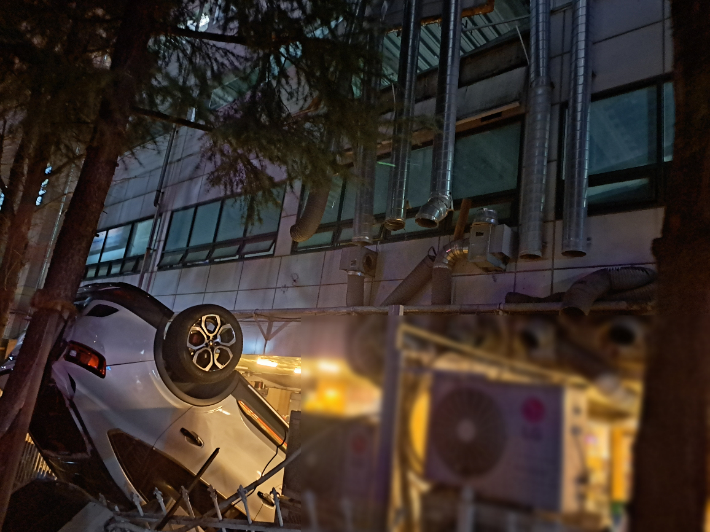 25일 부산 북구의 한 상가건물 3층 주차장에서 음주운전 차량이 추락했다. 부산경찰청 제공 