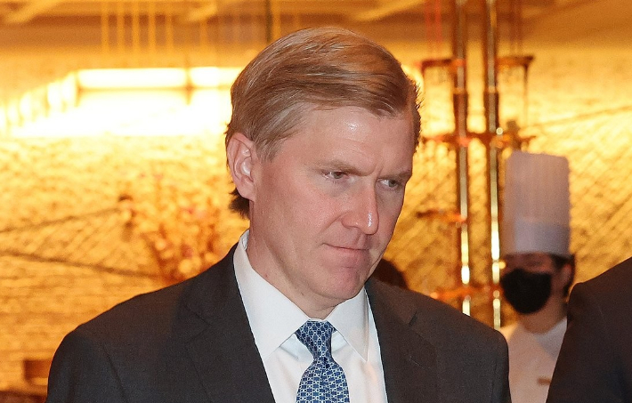 엘브리지 콜비 미 국방부(전쟁부) 정책담당 차관이 26일 서울 종로구 포시즌스호텔에서 조현 외교부 장관과 조찬 회동을 마친 뒤 이동하고 있다. 연합뉴스