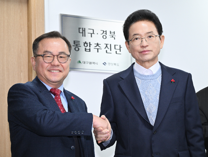 홍성주 대구시 경제부시장(왼쪽)과 이철우 경북도지사. 대구경북통합추진단 제공