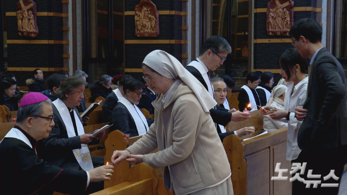 기도회 참가자들은 아르메니아어로 '빛'을 의미하는 'Looys' 성가를 함께 부르며 연대의 의미로 촛불을 옮겨 붙였다.  오요셉 기자