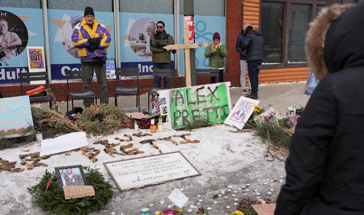 연방국경순찰대 요원의 무차별 총격에 사망한 미국 시민권자인 제프리 프레티(37) 추모현장. 연합뉴스