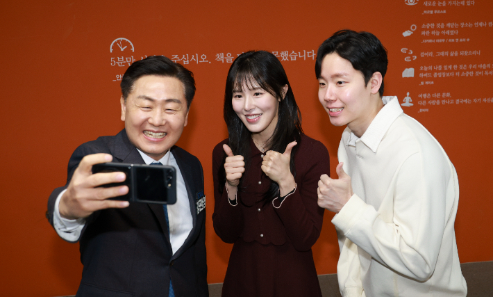 김관영 전북도지사와 김아랑 전 쇼트트랙 국가대표, 서승재 배드민턴 국가대표(왼쪽부터)가 26일 전주 하계올림픽·패럴림픽 홍보대사 및 홍보서포터즈 위촉식에서 셀카를 찍고 있다. 전북도 제공