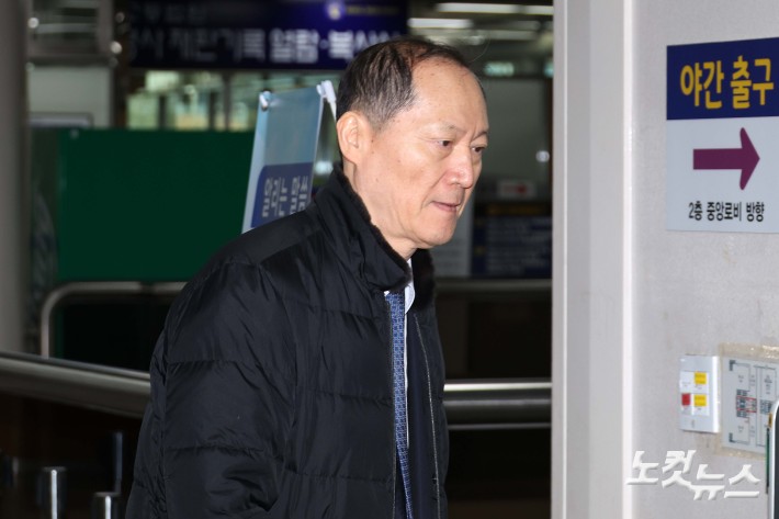 국회증언감정법 위반 혐의로 기소된 이완규 전 법제처장이 26일 서울 서초구 서울중앙지법에서 열린 공판에 출석하고 있다. 윤 전 대통령의 사법연수원 동기이자 최측근인 이 전 처장은 2024년 12월 국회 법사위에 출석해 계엄 해제 직후 