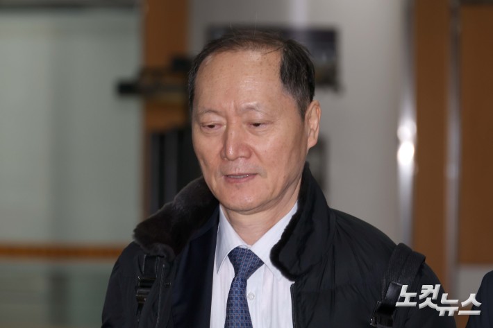 국회증언감정법 위반 혐의로 기소된 이완규 전 법제처장이 26일 서울 서초구 서울중앙지법에서 열린 공판에 출석하고 있다. 윤 전 대통령의 사법연수원 동기이자 최측근인 이 전 처장은 2024년 12월 국회 법사위에 출석해 계엄 해제 직후 