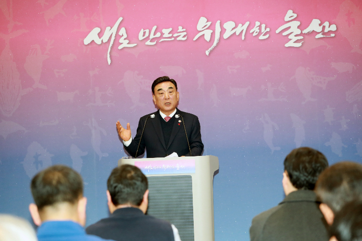 김두겸 울산시장은 26일 시청 프레스센터에서 기자회견을 갖고 지난 23일 이재명 대통령이 참석한 울산 타운홀 미팅에서 거론된 지역 현안에 대해 입장을 밝혔다. 울산시 제공