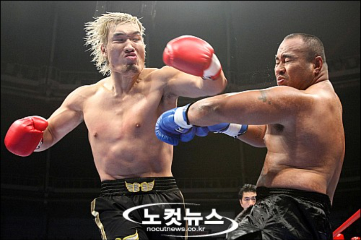 최홍만이 지난 2007년 9월 29일 올림피공원 체조경기장에서 벌어진 K-1 월드그랑프리 2007 서울대회 개막전 제 9 경기에서 마이티 모(미국)의 안면을 공격하고 있다. 윤창원기자