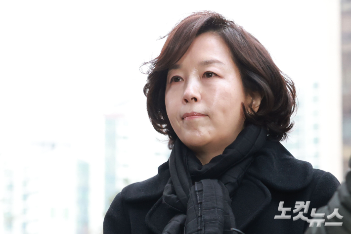 강선우 의원에게 '공천 헌금' 1억원을 전달한 혐의를 받는 김경 서울시의원이 15일 오전 서울 마포구 서울경찰청 공공범죄수사대에 피의자 신분으로 조사를 받기 위해 출석하고 있다. 류영주 기자