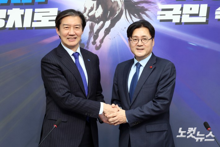 조국혁신당 조국 대표가 26일 서울 여의도 국회에서 홍익표 청와대 정무수석을 만나며 악수를 하고 있다.