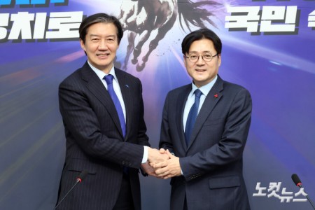 조국혁신당 조국 대표가 26일 서울 여의도 국회에서 홍익표 청와대 정무수석을 만나며 악수를 하고 있다.