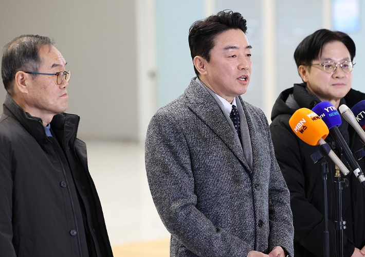 강훈식 대통령실 비서실장이 26일 인천국제공항을 통해 캐나다로 출국하기 전 취재진 앞에서 발언을 하고 있다. 연합뉴스