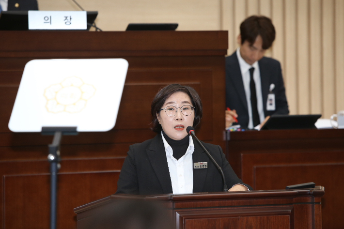 익산시의회 손진영 의원이 26일 5분발언을 통해 익산시의 계약직 노동자 계약 문제를 지적하고 있다. 익산시의회 제공