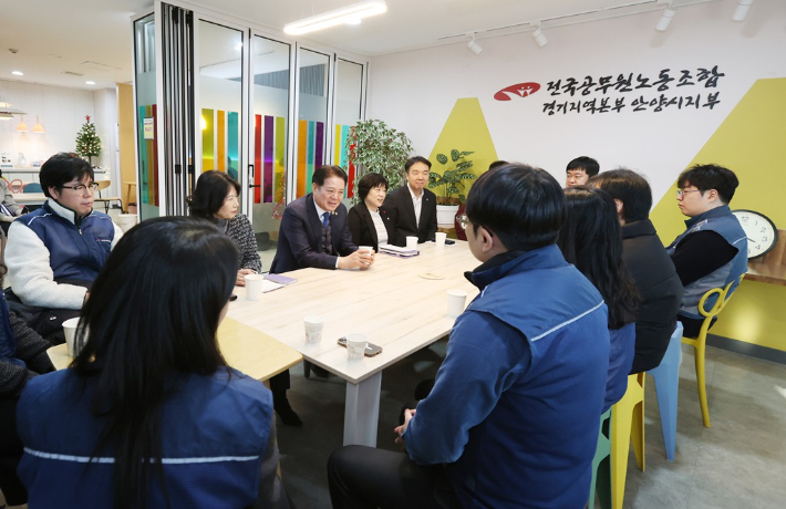 최대호 안양시장이 새해를 맞아 지난 2일 전공노 경기지역본부 안양시지부를 방문해 공무원노조와 차담을 나누고 있다. 안양시 제공