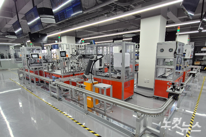 전북대 실증랩에 갖춰진 피지컬AI 생산 공정. 송승민 기자