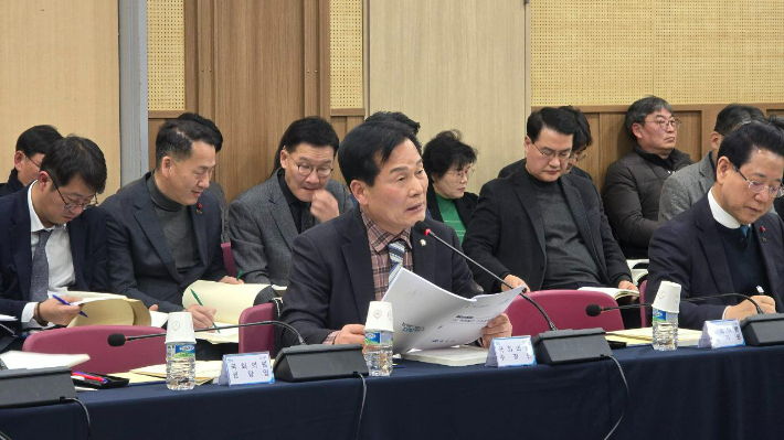 지난 25일 오후 광주 김대중컨벤션센터에서 열린 광주·전남 통합 특별법 제3차 점검회의와 공개 토론회에서 더불어민주당 주철현 국회의원이 통합 특별법에 담을 내용에 대해 밝히고 있다. 주 의원실 제공  