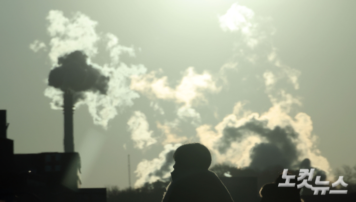 서울 등촌역 인근 빌딩에서 난방열 수증기가 피어오르고 있다. 황진환 기자